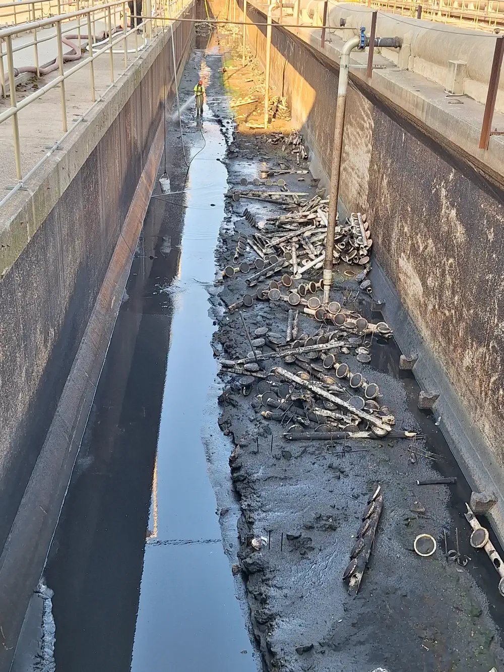 Cleaning a aeration tank with heavy solids built up